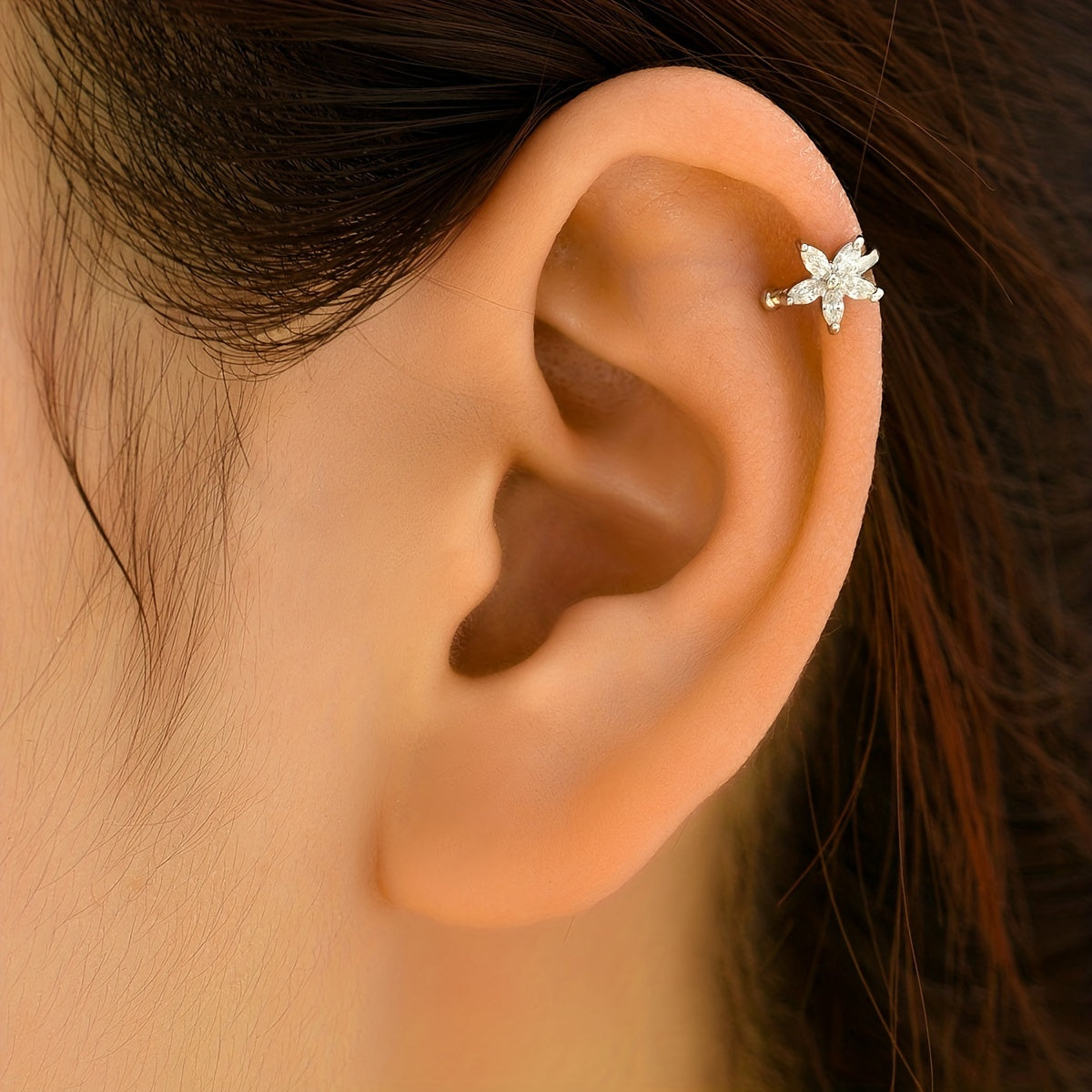 [For Ladies Zirconia Flower Earring] A Delicate And Simple Zirconia Flower Clip-on Earring For Ladies, A Gorgeous Jewelry Accessory.